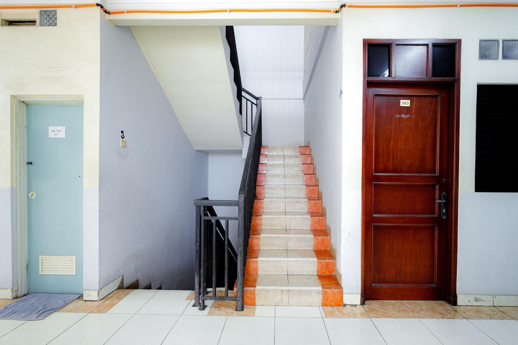 J&b Tomang Mitra Reddoorz 2*