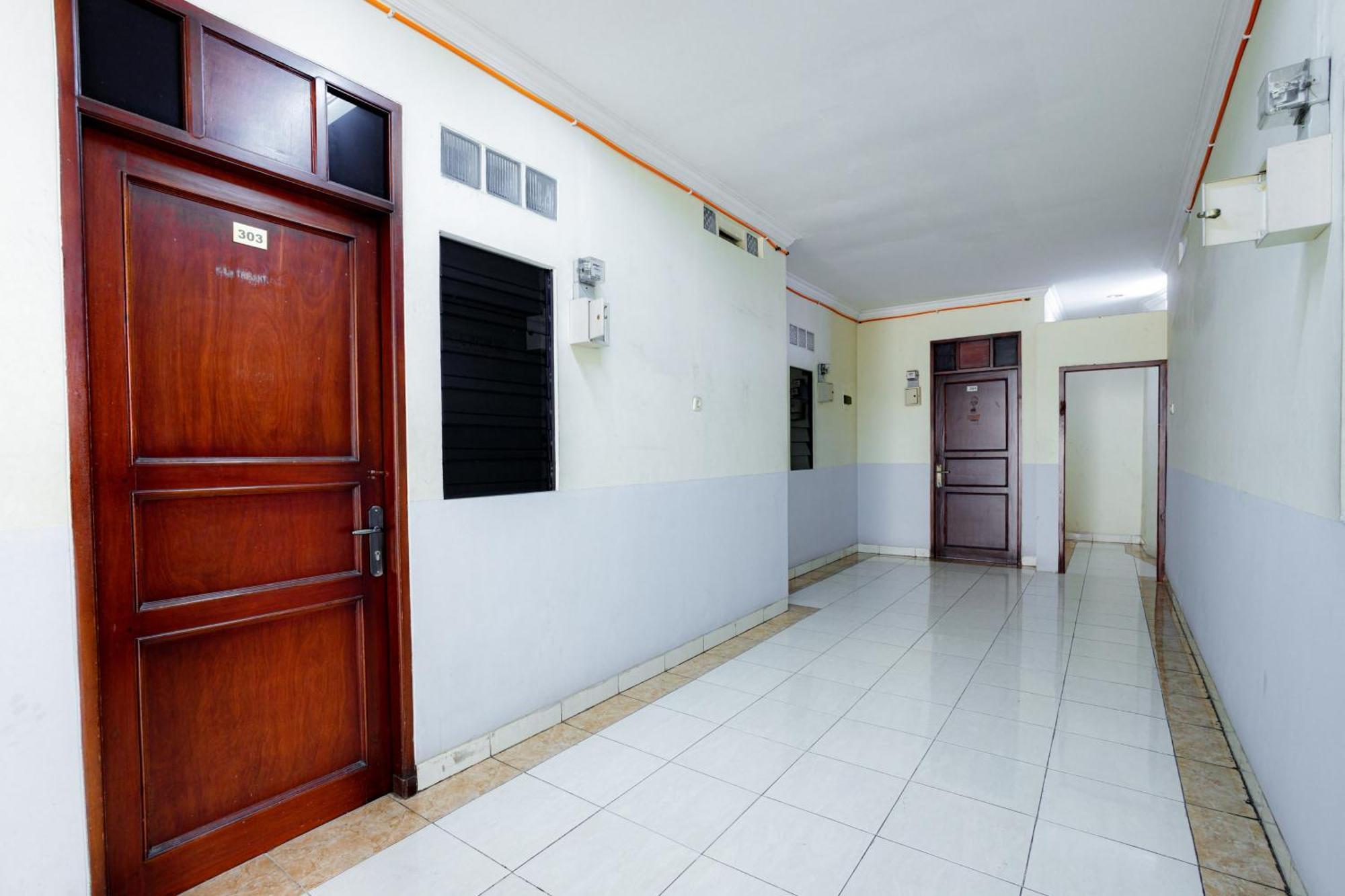 J&b Tomang Mitra Reddoorz Hotel Jakarta